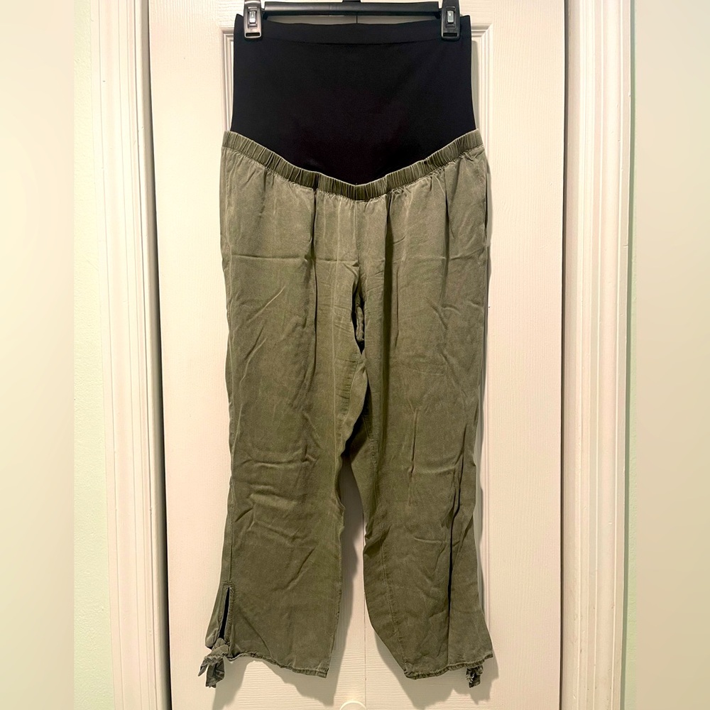 A Glow maternity pants size Large